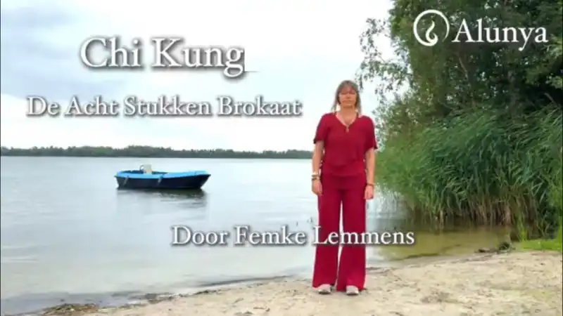 Femke beoefent Chi Kung buiten aan het water
