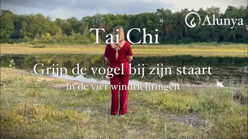 Femke beoefent Tai Chi buiten aan het water