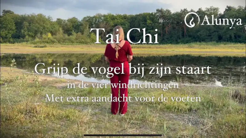 Femke beoefent Tai Chi buiten aan het water